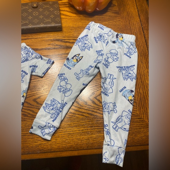 Bluey and friends pajama set snug fit size 3T unisex - Picture 6 of 7